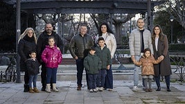 Las familias Vallejo-Hernández, Mozo-Barcenilla y Montes-Negro con los pequeños Jorge, Jesús y Valentina, nacidos en 2020