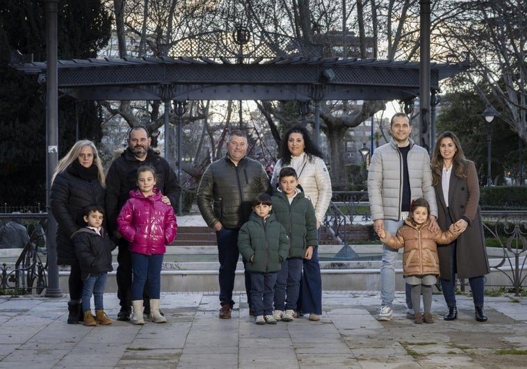 Las familias Vallejo-Hernández, Mozo-Barcenilla y Montes-Negro con los pequeños Jorge, Jesús y Valentina, nacidos en 2020