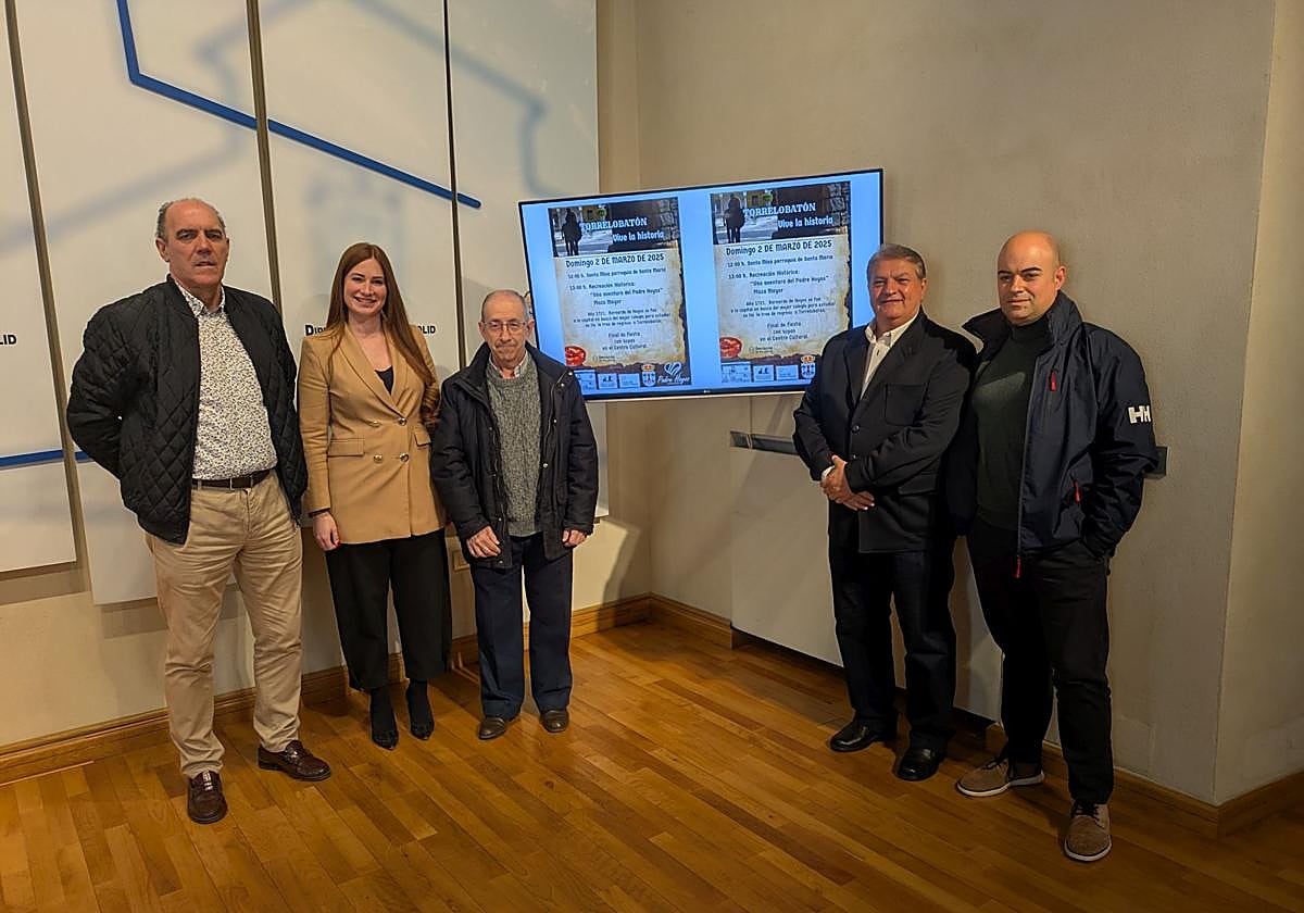 Alfredo Luengo, alcalde de Torrelobatón, Yolanda Burgoa, diputada de Educación y Cultura, José María Gil, Presidente de la Asociación Padre Hoyos, Juan Carlos Muelas adjunto al secretario de la asociación Padre Hoyos y Raúl Díez, teniente alcalde de Torrelobatón