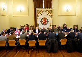 Los integrantes de la Mesa del Soterramiento, durante la primera reunión de este órgano en el Ayuntamiento.