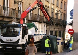 Trabajadores del servicio de recogida de residuos urbanos en Segovia.