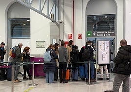Colas en el control de acceso en la estación de trenes de Palencia.