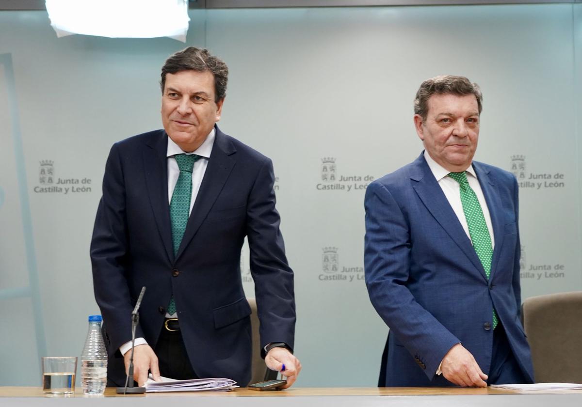 El portavoz de la Junta, Carlos Fernández Carriedo (izquierda), y el consejero de Presidencia, Luis Miguel González Gago, este jueves.