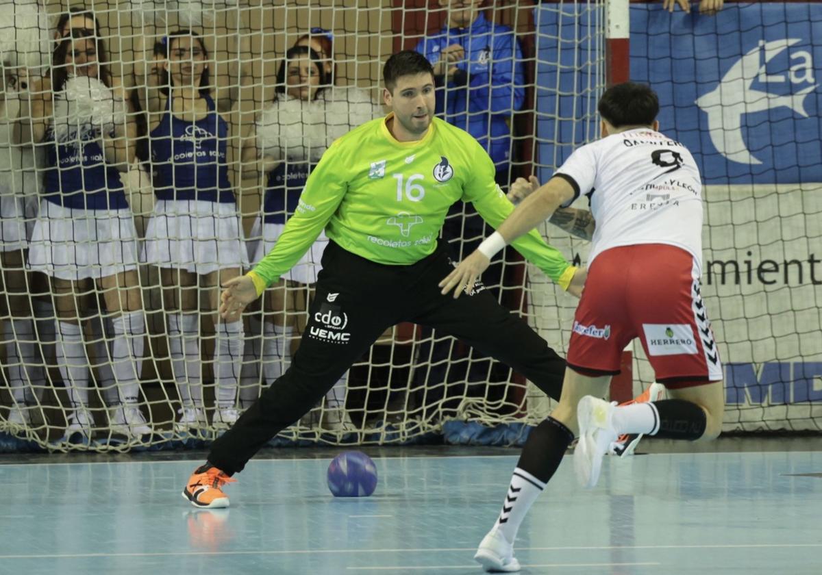 César Pérez trata de parar un lanzamiento de Dani Pérez, en el derbi ante Nava.