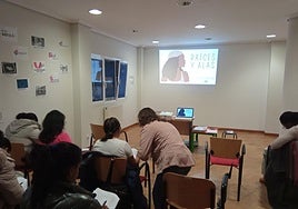 Una de las sesiones que realizan las profesionales con las usuarias del programa financiado por Fundación 'la Caixa'.