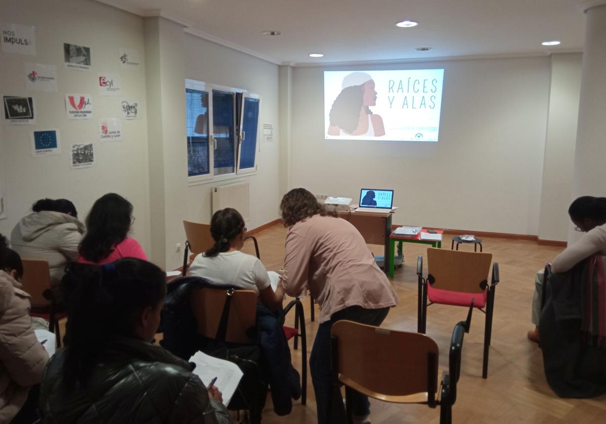 Una de las sesiones que realizan las profesionales con las usuarias del programa financiado por Fundación 'la Caixa'.