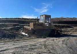 Bulldozer en el terreno donde se ubican los restos del campamento romano.