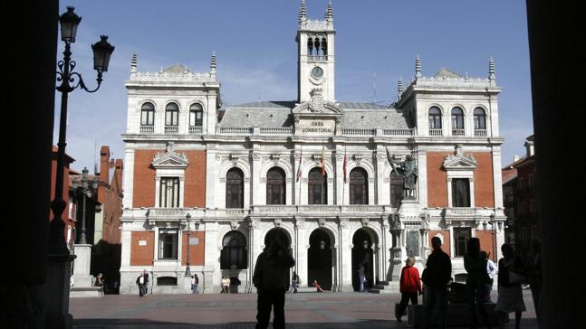 ¿Qué lleva el conde Ansúrez en su mano derecha?