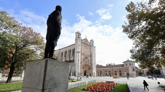 ¿Qué gran árbol sirve de 'escolta' a la estatua de Felipe II de la Plaza de San Pablo?