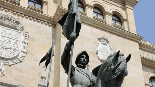 ¿Cuántos jinetes forman parte de la estatua de los Héroes de Alcántara situada frente a la Academia de Caballería?