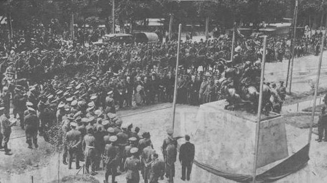 ¿Cuántos soldados de este regimiento murieron en una batalla para salvar la vida de sus compañeros, a quienes protegieron durante su retirada en Melilla?