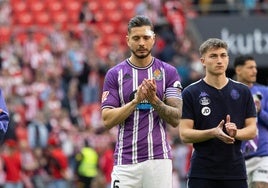 Javi Sánchez y Chuki aplauden a la afición al término del partido en San Mamés.