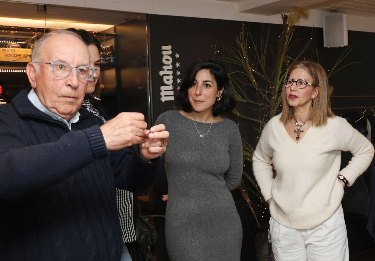 Marta Font y Maribel Contreras con Fidel Ramos, en una rueda de prensa.