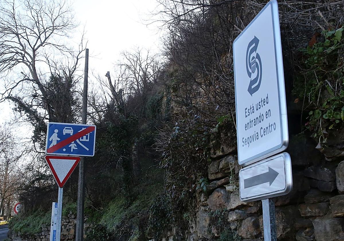 Cartel que anuncia la entrada en la zona 'Segovia Centro'.