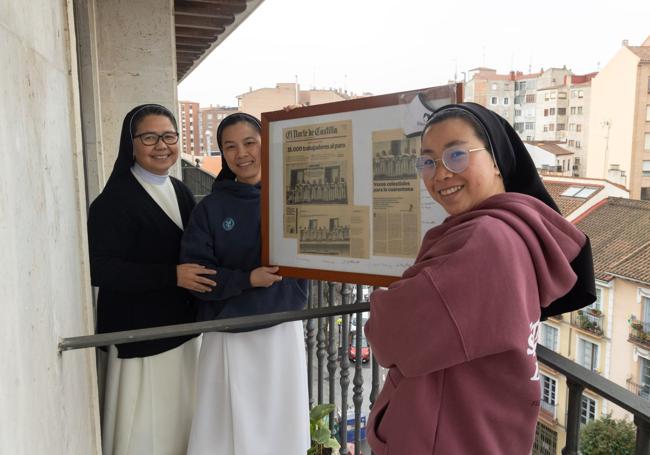La hermana Corazón, junto a sor Lucía y sor Mónica, sujetan los recorte de prensa de aquellos días.