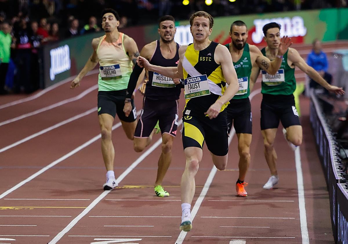 Brian Faust entra en meta seguido de Óscar Husillos.