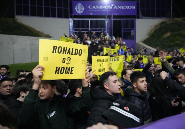 Aficionados del Real Valladolid exhiben las pancartas amarillas con el mensaje «Ronaldo go home».