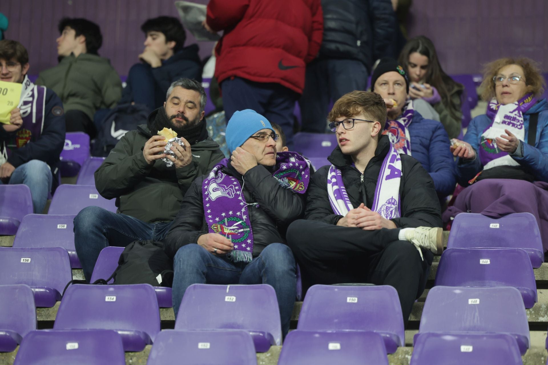 Búscate en la grada del Real Valladolid - UD Las Palmas (2/4)