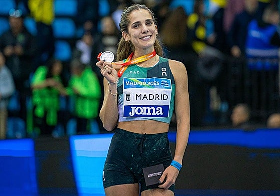 Marta García posa con la medalla de plata del Campeonato de España del pasado fin de semana.