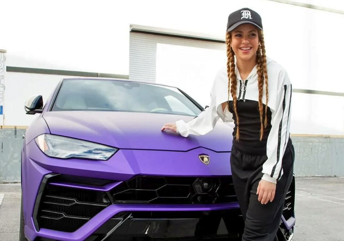 Shakira junto a su Lamborghini morado.