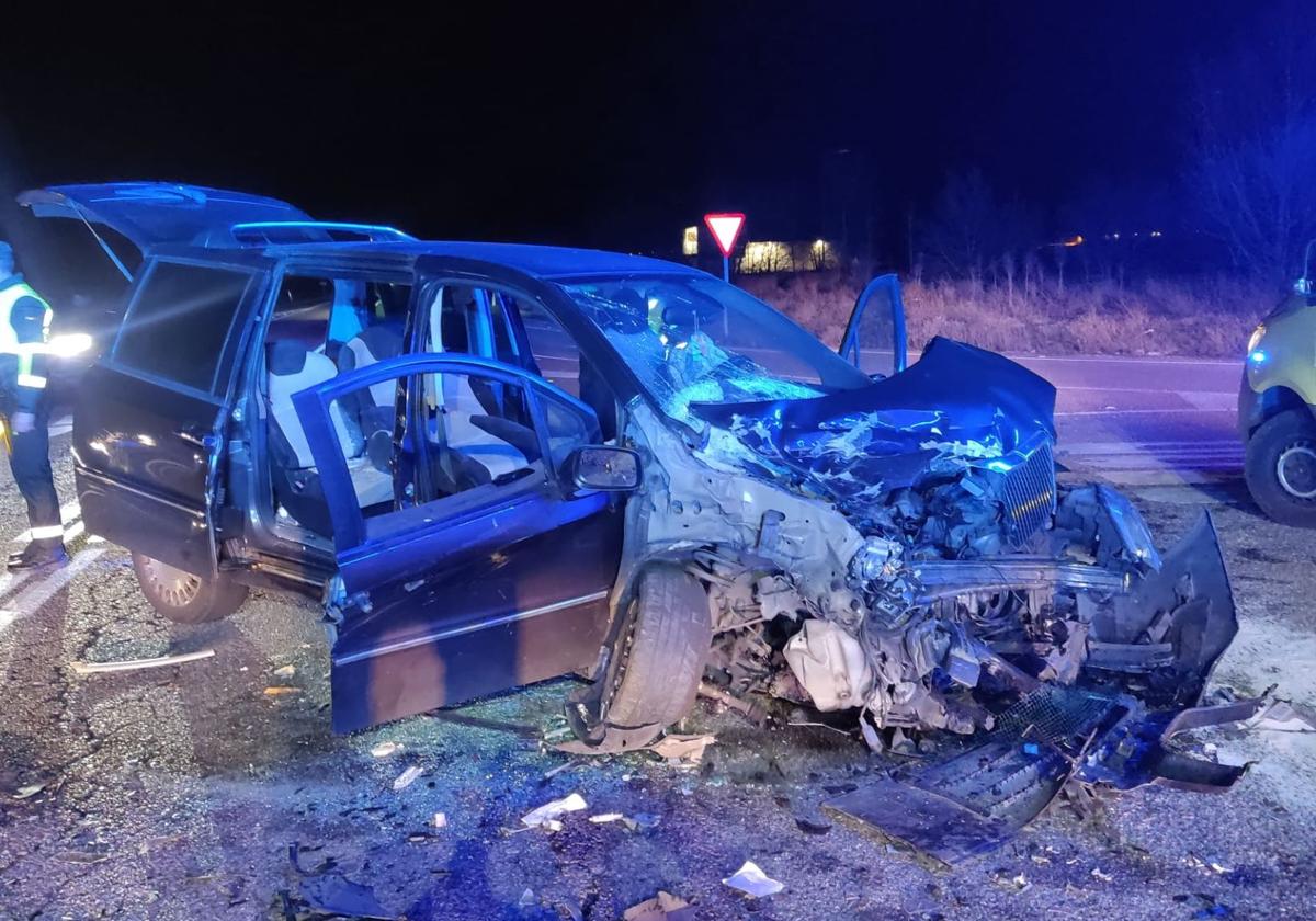 Seis heridos tras la colisión entre un camión y un turismo en la N-122