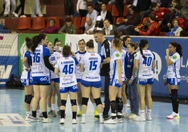 Salva Puig da indicaciones a sus jugadoras durante un tiempo muerto.