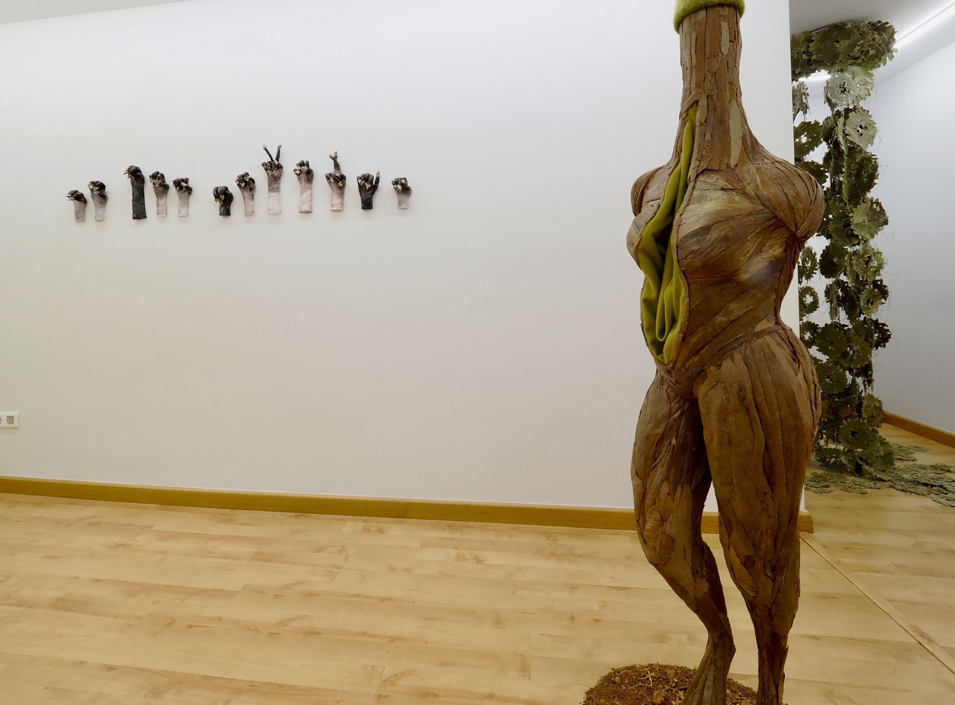 La nueva exposición de arte inspirada en Hadas y Monstruos en imágenes