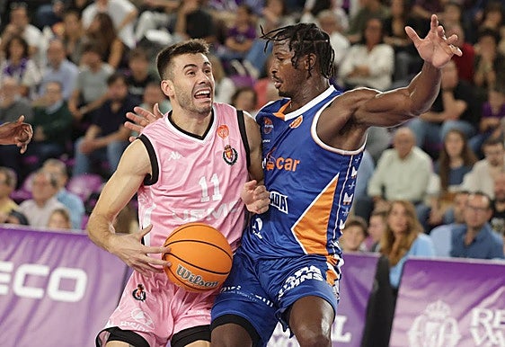 Dani Manchón busca el aro presionado por la defensa de Travis, en el partido de ida.