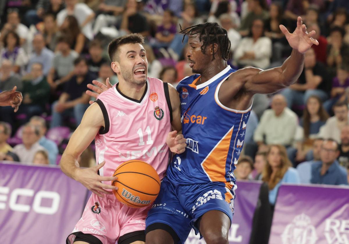 Dani Manchón busca el aro presionado por la defensa de Travis, en el partido de ida.