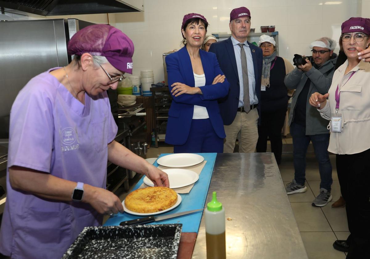 La ministra de Igualdad alaba la labor de la cooperativa regentada por mujeres en Saldaña