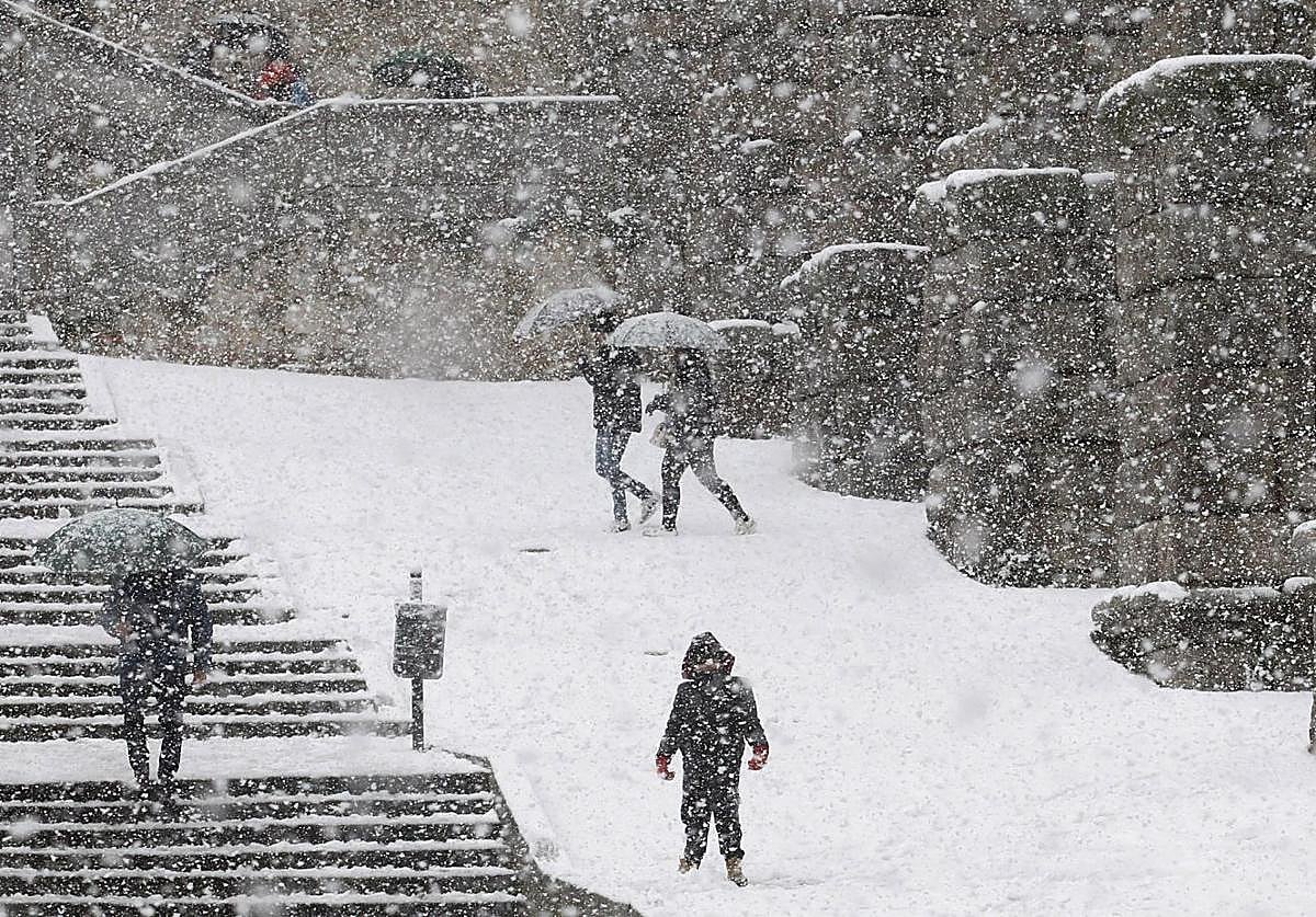 Imagen de archivo de una nevada en la ciudad de Segovia.