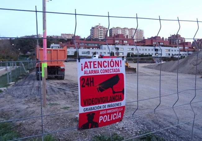 Los tubos de la red de calor, apilados junto al estadio, a la espera de ubicarse bajo tierra.
