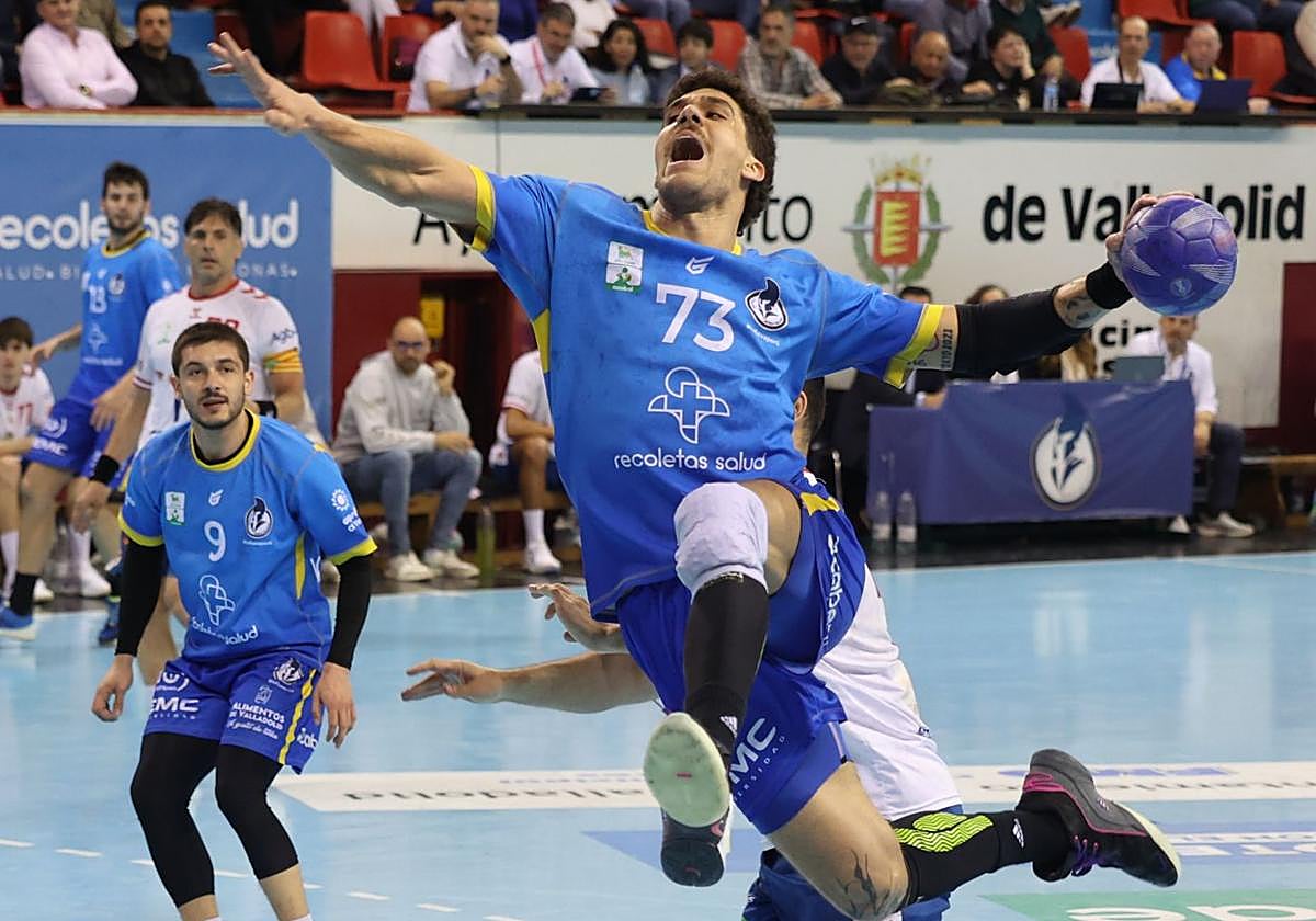 De Toledo supera por coraje al defensor de Granollers para lanzar sin oposición. iván tomé