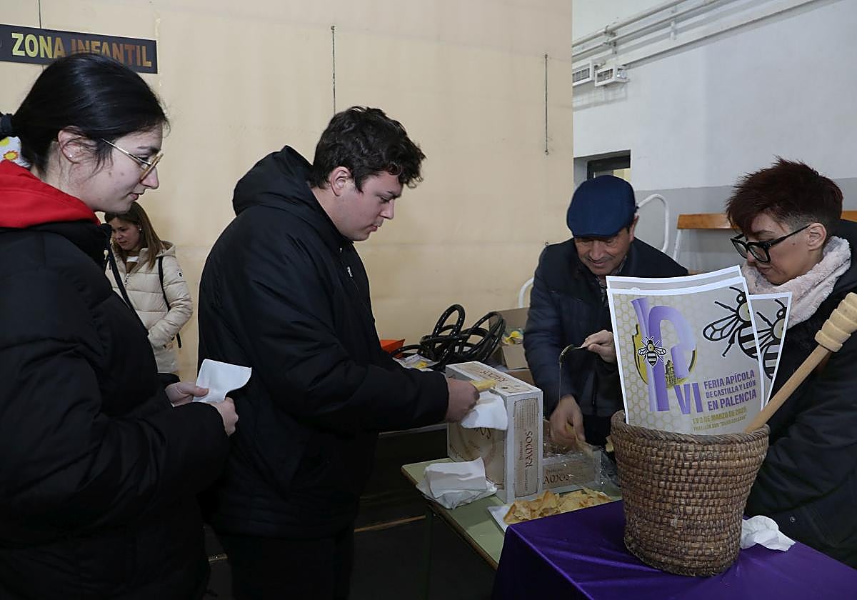 Así es la VI Feria Apícola de Castilla y León en Palencia