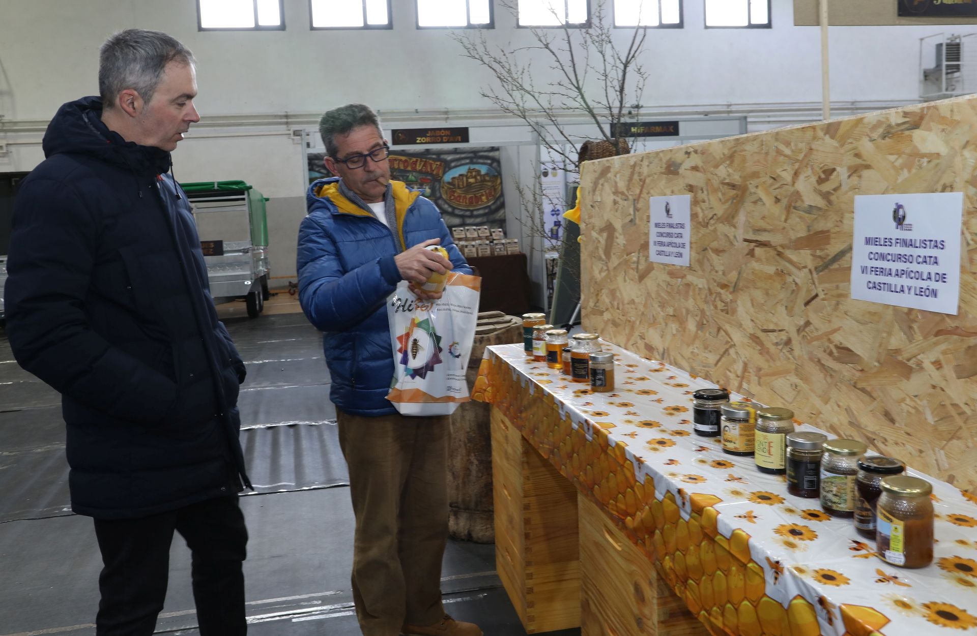 Así es la VI Feria Apícola de Castilla y León en Palencia