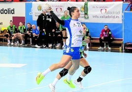 Amaia González de Garibay se eleva para lanzar ante una rival.
