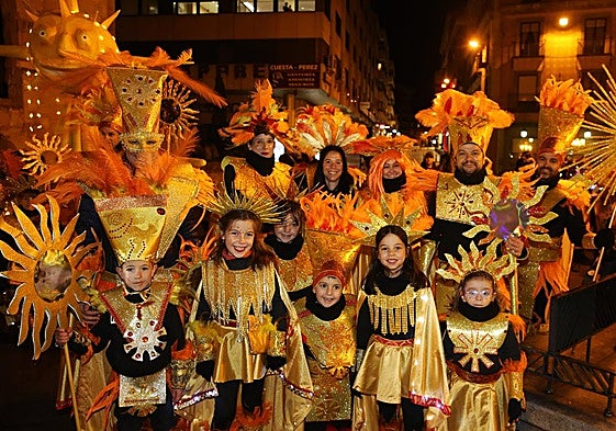Integrantes de la comparsa Villalpando Campando, caracterizados como dioses del Sol.