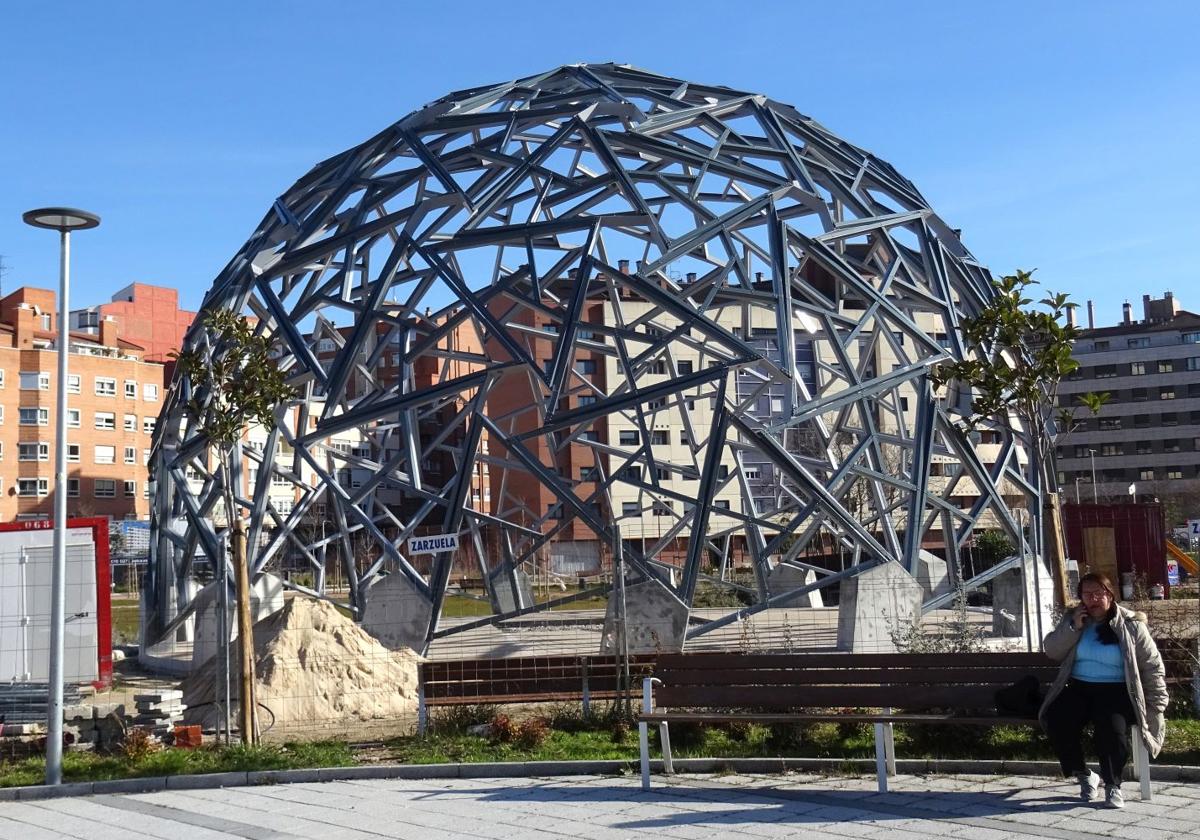 La geoda que ocupa el espacio central de la futura plaza de Francisco Javier León de la Riva, ya sin el soporte central de la estructura.