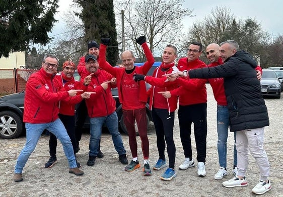 David Ontaneda celebra el reto con los integrantes del Club Atletisno Saborea Cuatro Cantones.
