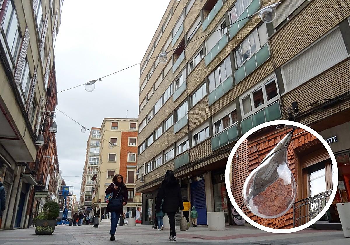 Tramo de la calle en el que se han instalado las primeras farolas colgantes y detalles de una luminaria.