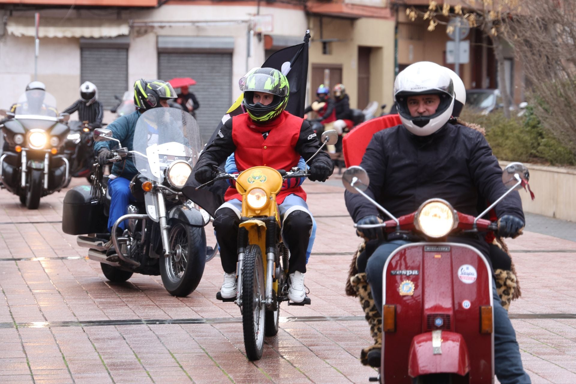 Desfile de motos en la plaza Gutiérrez Semprún