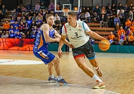 Vucetic supera la oposición de Jorgensen antes de buscar el aro.