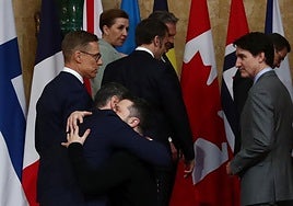 Sánchez abraza a Zelenski tras la cumbre de Londres.