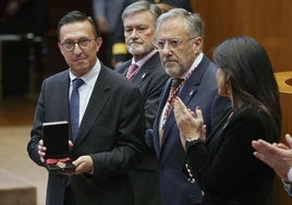 Burrieza, con la Medalla de Oro de las Cortes junto a Pollán.