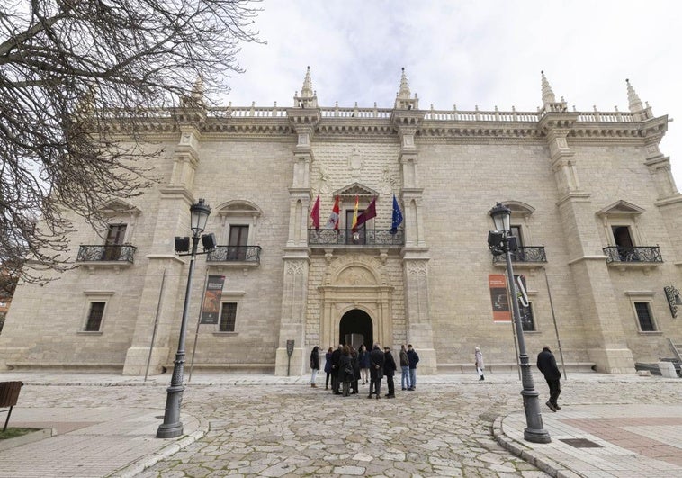 La fachada de Santa Cruz luce sin el trampantojo, retirado definitivamente este lunes.