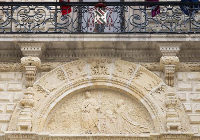 Arriba, el escudo con el capelo y seis borlas por lado. Abajo, de la mesa cuelgan quince borlas rojas, símbolo del cardenal.