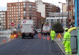 Los operarios pintan las marcas viales en el acceso al túnel de Labradores desde Delicias.