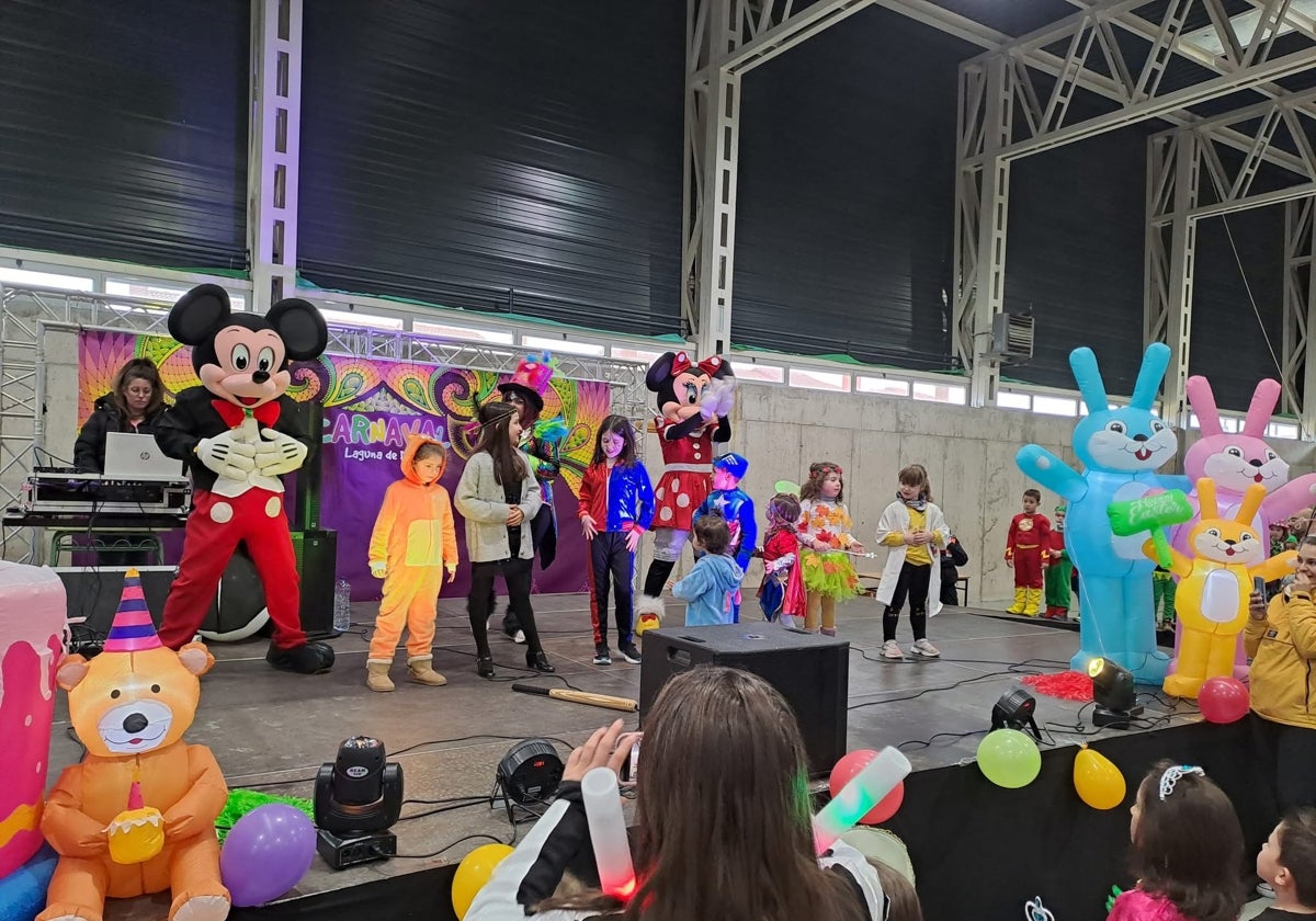 Concurso de disfraces en el polideportivo La Nava.
