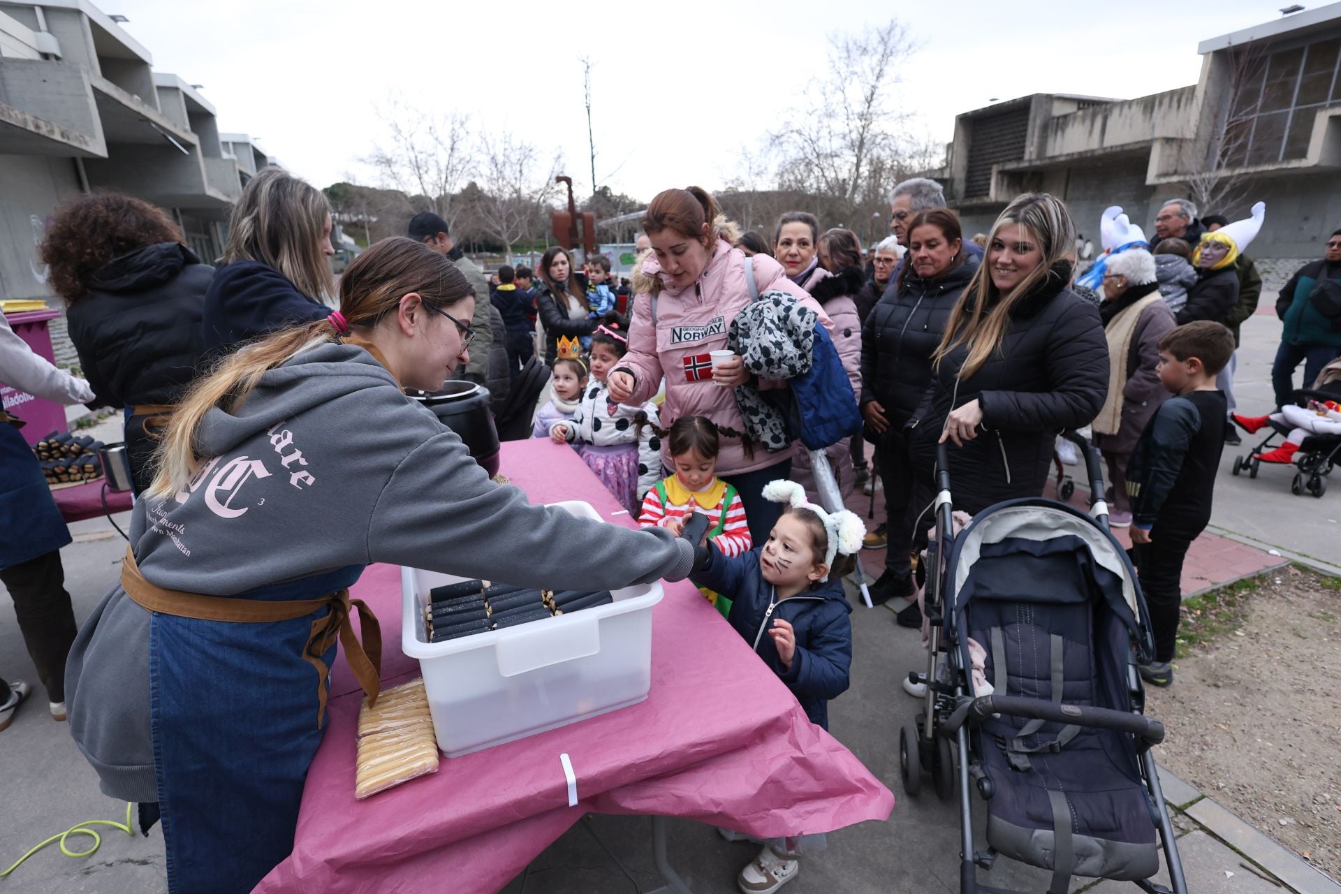 Concurso de disfraces y chocolatada en Pajarillos