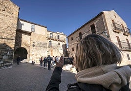 Una turista toma una fotografía en la localidad segoviana de Sepúlveda.